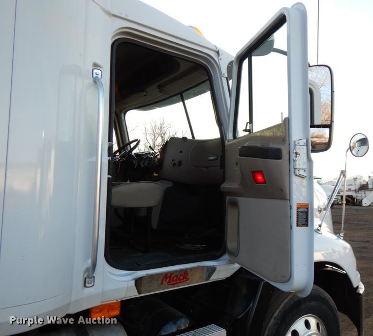 image for item HD9248 2003 Mack CX613  semi truck