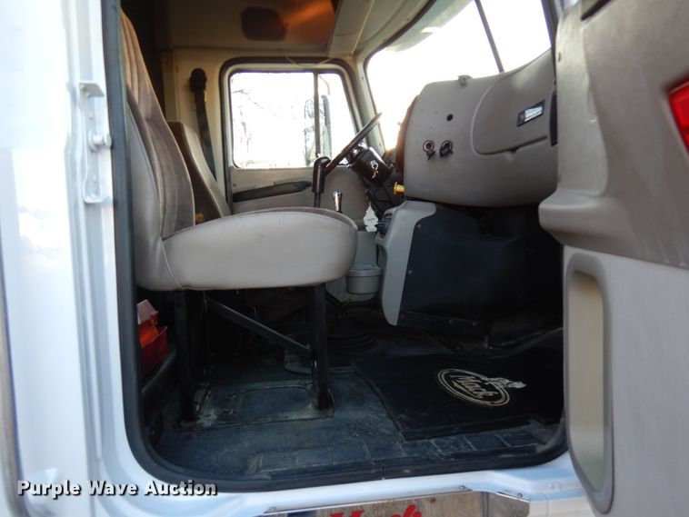 image for item HD9248 2003 Mack CX613  semi truck