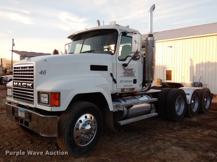 image for item HD9249 2004 Mack CH613  semi truck