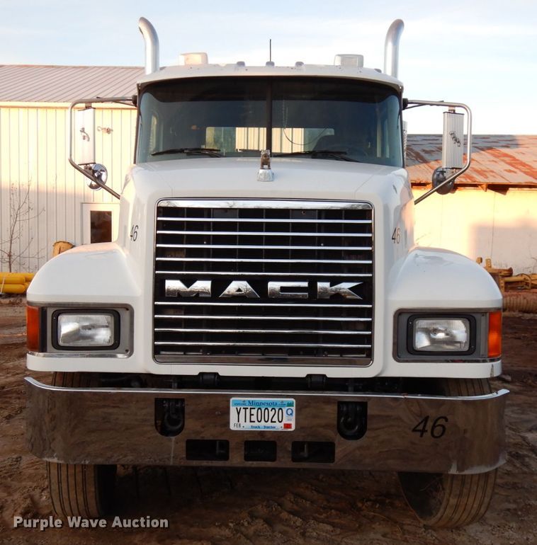 image for item HD9249 2004 Mack CH613  semi truck