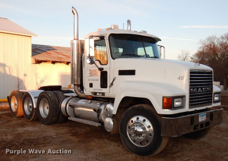 image for item HD9249 2004 Mack CH613  semi truck