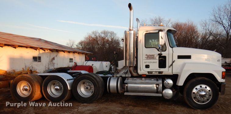 image for item HD9249 2004 Mack CH613  semi truck