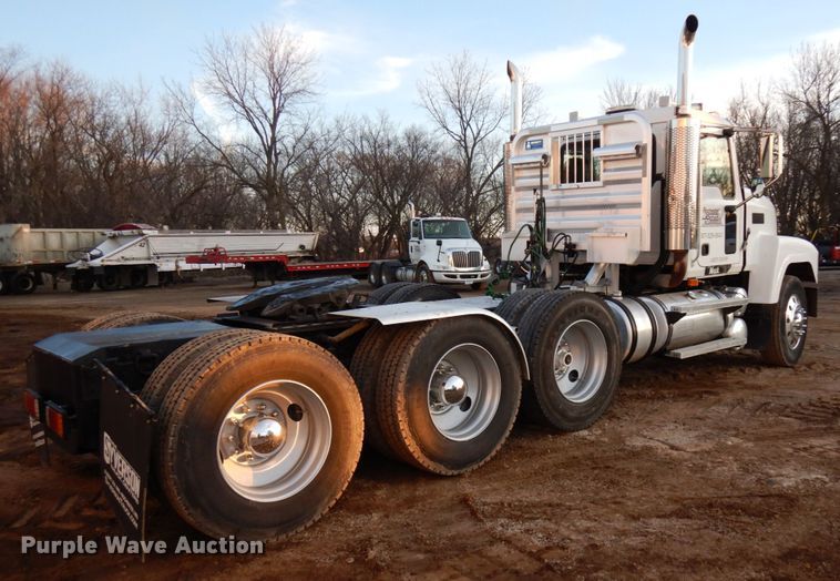 image for item HD9249 2004 Mack CH613  semi truck
