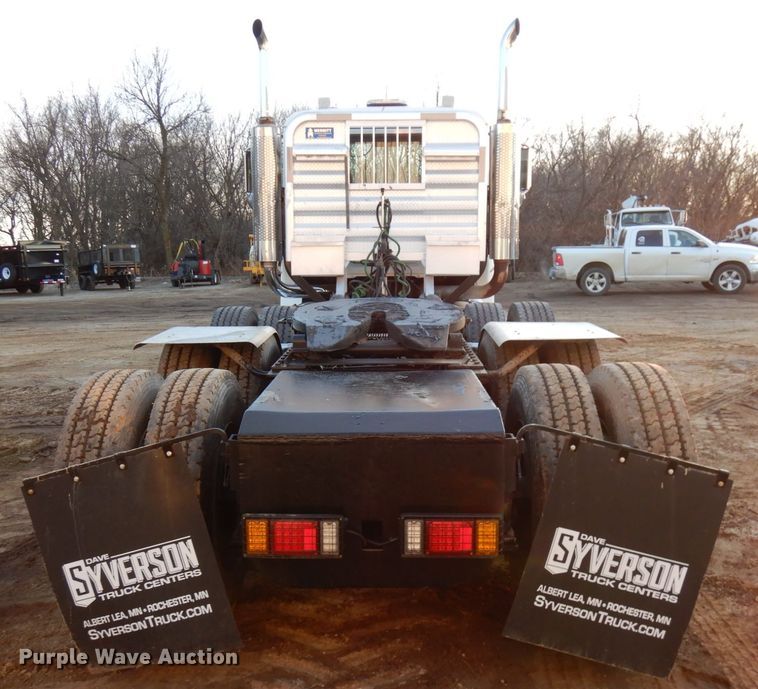 image for item HD9249 2004 Mack CH613  semi truck