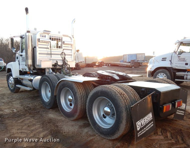 image for item HD9249 2004 Mack CH613  semi truck