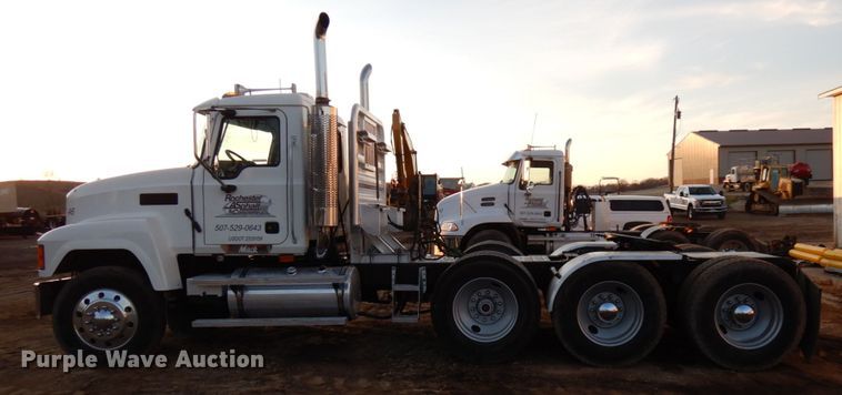 image for item HD9249 2004 Mack CH613  semi truck