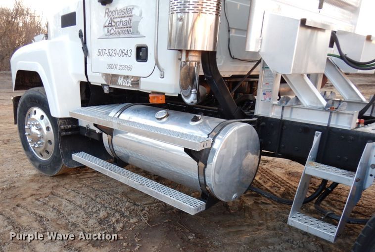 image for item HD9249 2004 Mack CH613  semi truck