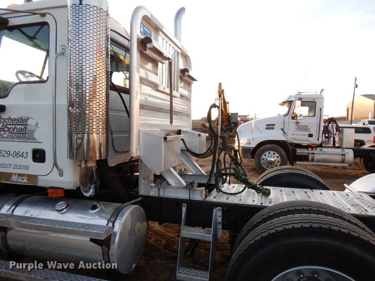 image for item HD9249 2004 Mack CH613  semi truck