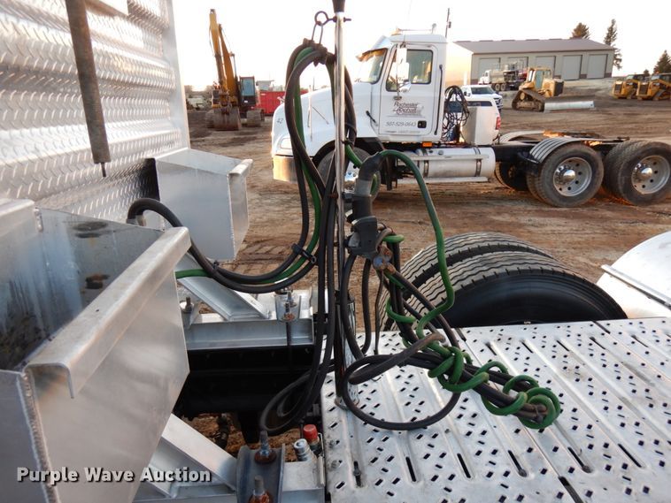 image for item HD9249 2004 Mack CH613  semi truck