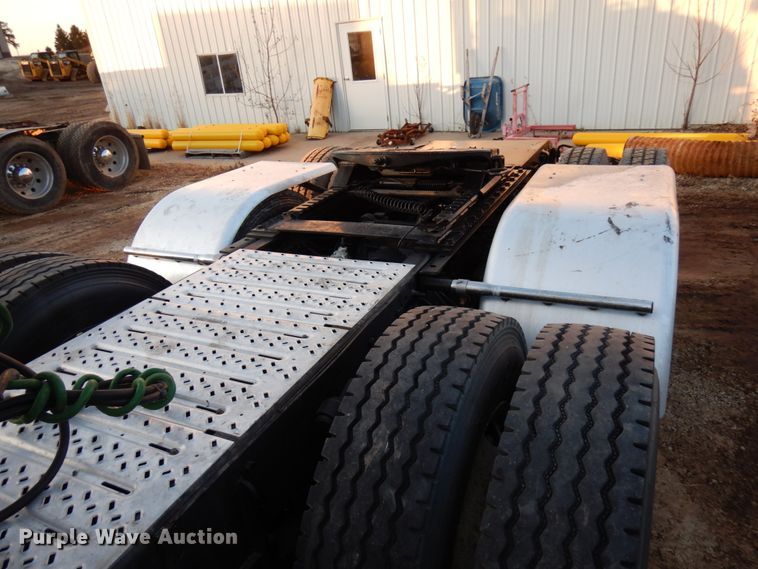 image for item HD9249 2004 Mack CH613  semi truck