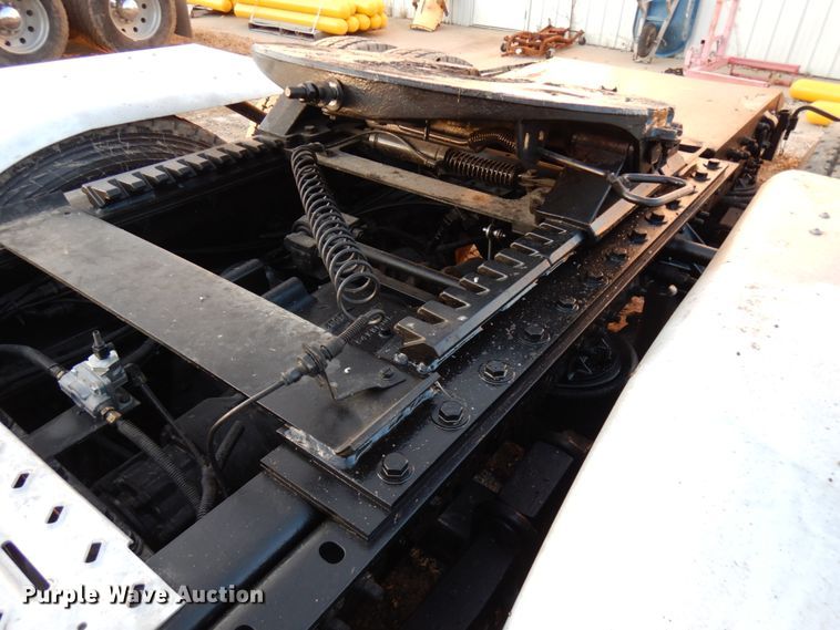 image for item HD9249 2004 Mack CH613  semi truck