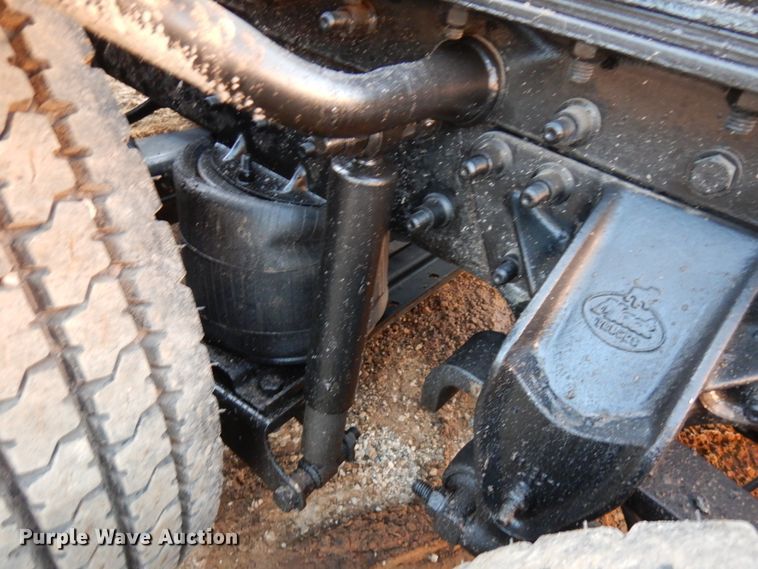 image for item HD9249 2004 Mack CH613  semi truck