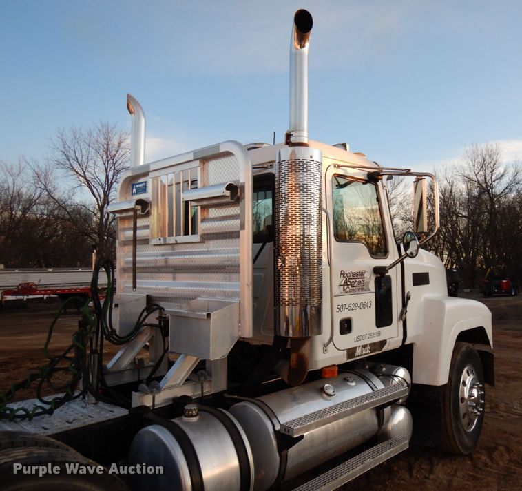 image for item HD9249 2004 Mack CH613  semi truck