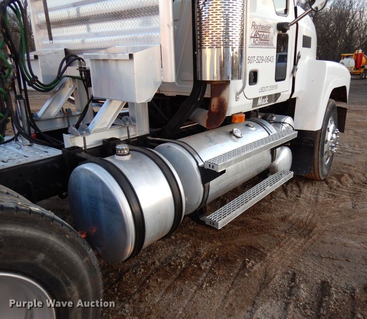 image for item HD9249 2004 Mack CH613  semi truck