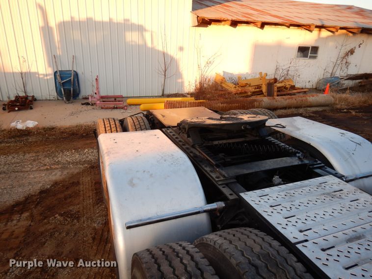 image for item HD9249 2004 Mack CH613  semi truck