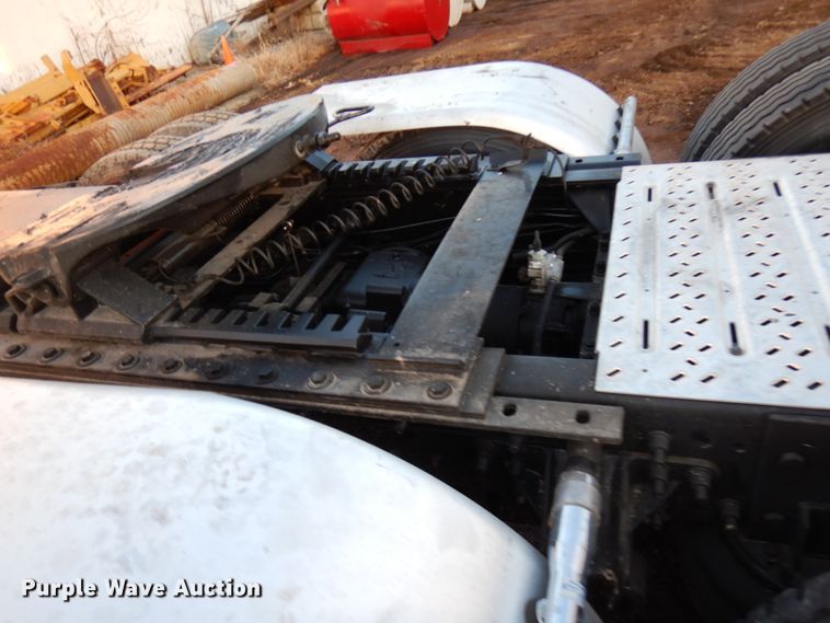 image for item HD9249 2004 Mack CH613  semi truck