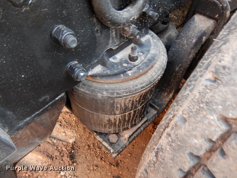 image for item HD9249 2004 Mack CH613  semi truck