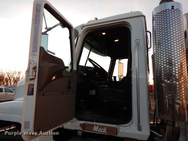 image for item HD9249 2004 Mack CH613  semi truck
