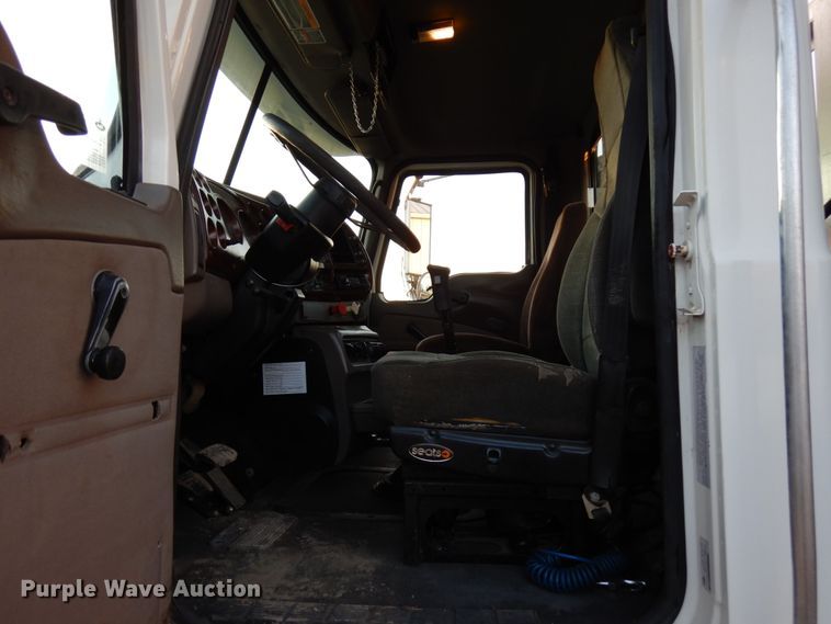 image for item HD9249 2004 Mack CH613  semi truck