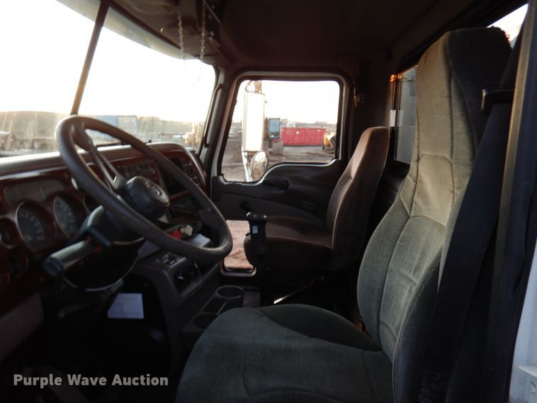 image for item HD9249 2004 Mack CH613  semi truck