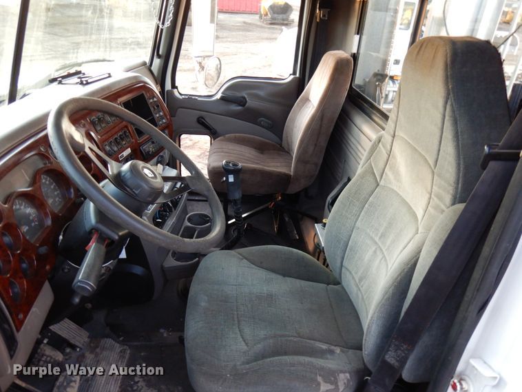 image for item HD9249 2004 Mack CH613  semi truck