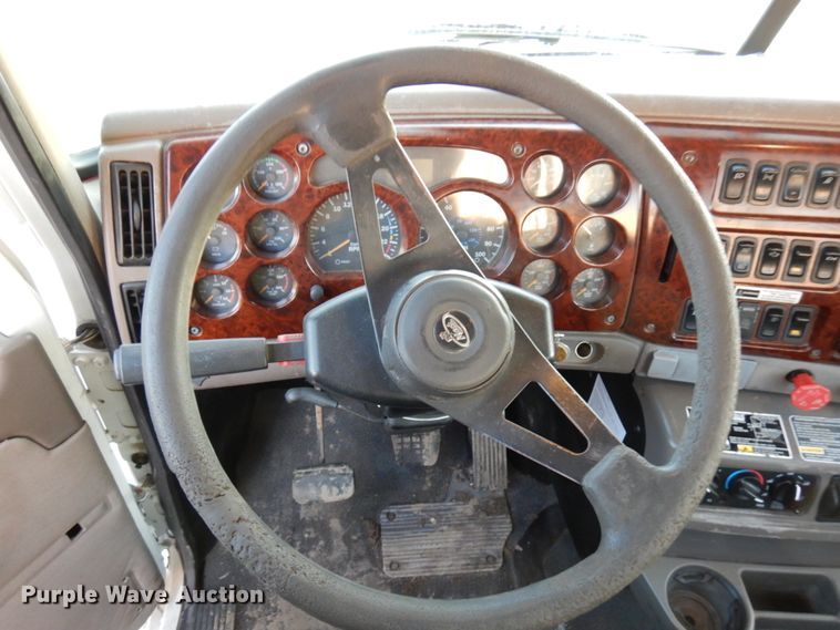 image for item HD9249 2004 Mack CH613  semi truck