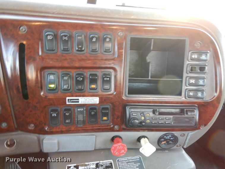 image for item HD9249 2004 Mack CH613  semi truck