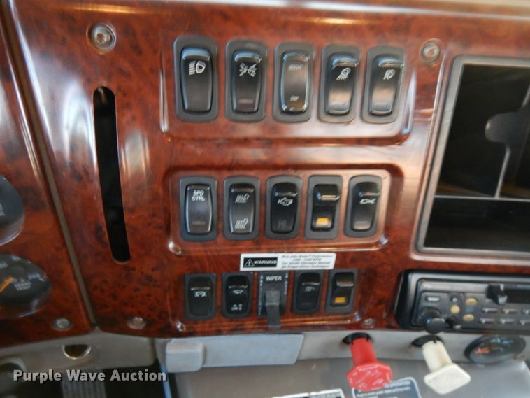 image for item HD9249 2004 Mack CH613  semi truck