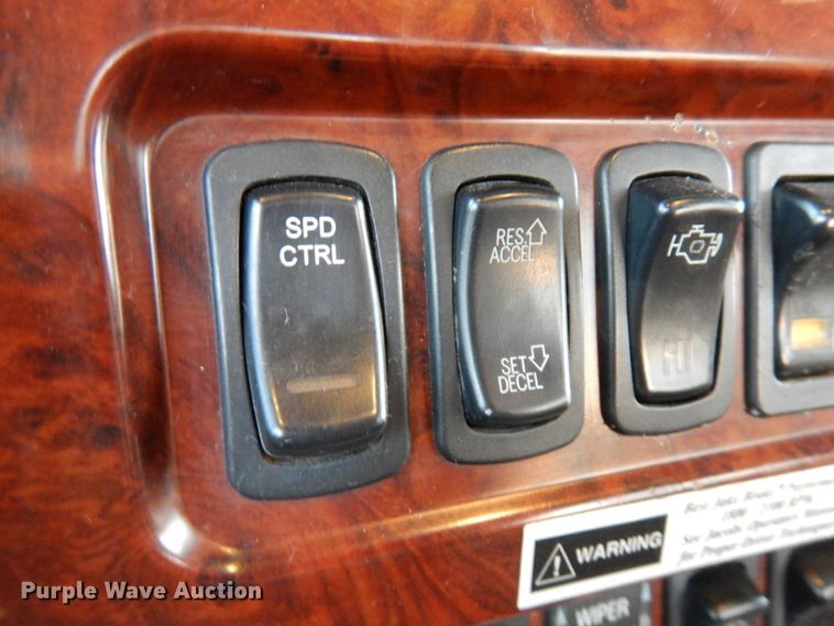 image for item HD9249 2004 Mack CH613  semi truck