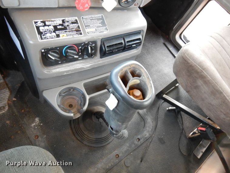 image for item HD9249 2004 Mack CH613  semi truck