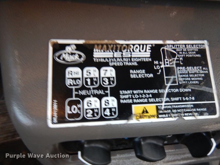 image for item HD9249 2004 Mack CH613  semi truck