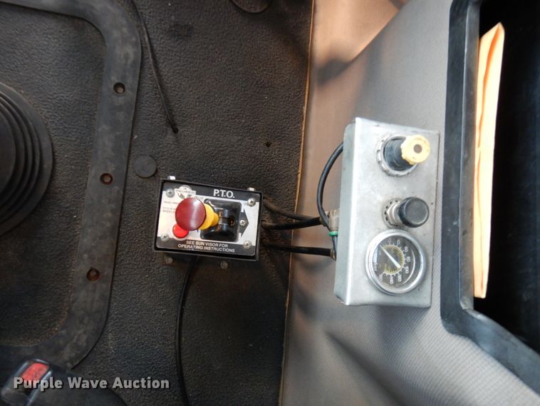 image for item HD9249 2004 Mack CH613  semi truck