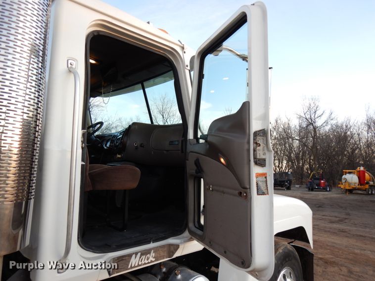 image for item HD9249 2004 Mack CH613  semi truck