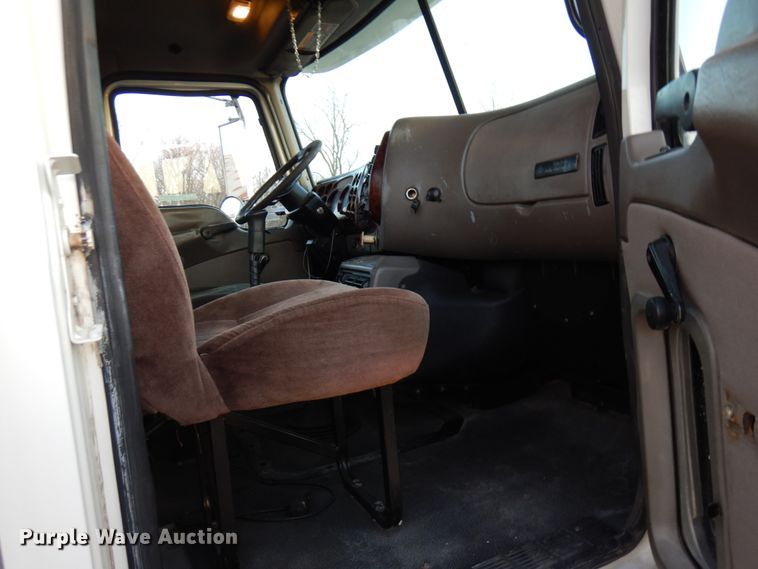 image for item HD9249 2004 Mack CH613  semi truck