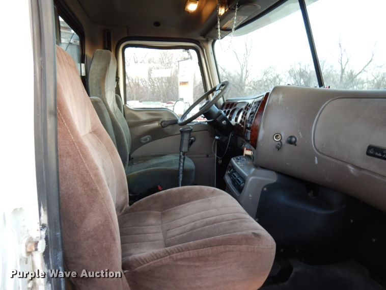 image for item HD9249 2004 Mack CH613  semi truck