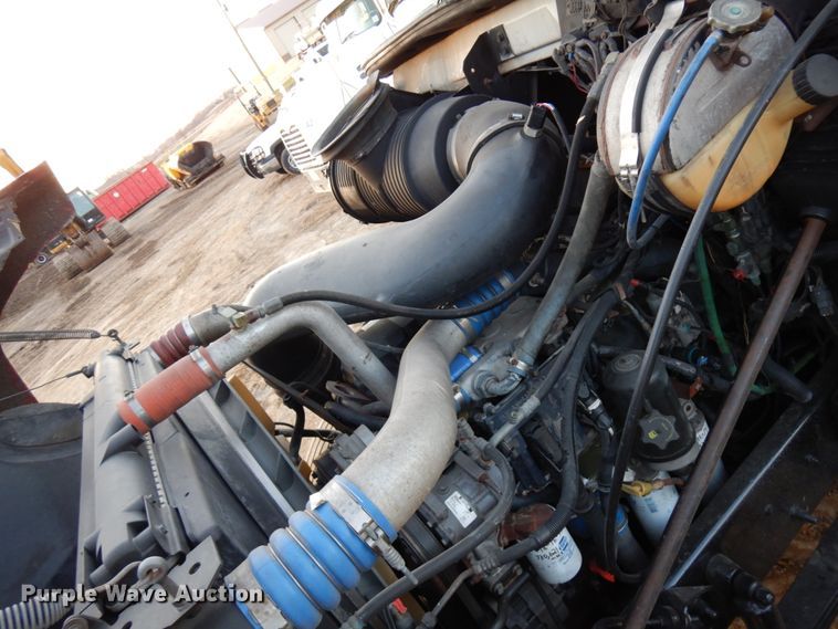 image for item HD9249 2004 Mack CH613  semi truck