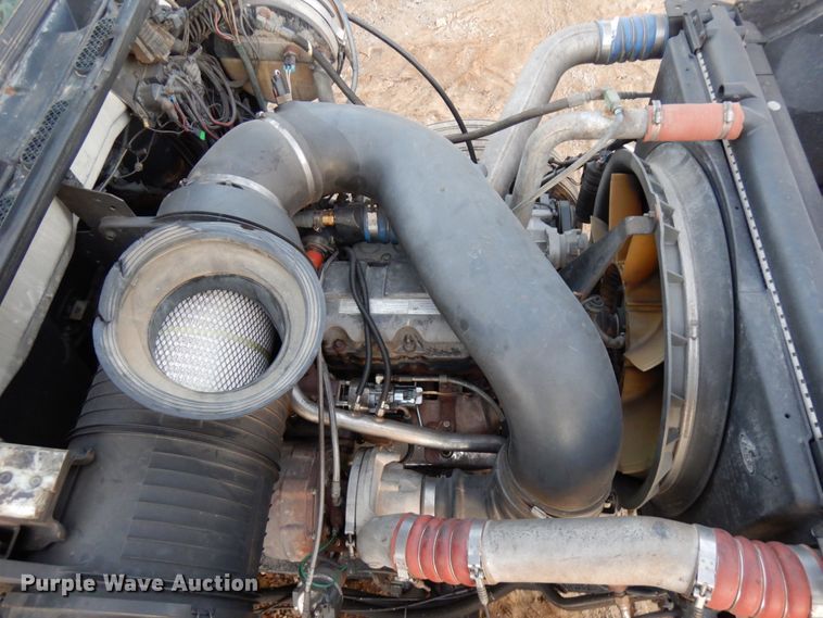 image for item HD9249 2004 Mack CH613  semi truck