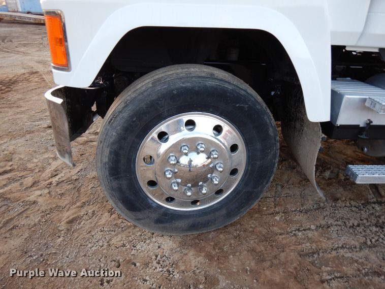 image for item HD9249 2004 Mack CH613  semi truck