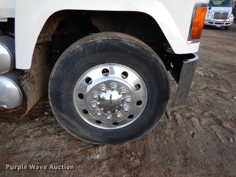 image for item HD9249 2004 Mack CH613  semi truck