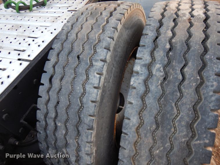 image for item HD9249 2004 Mack CH613  semi truck