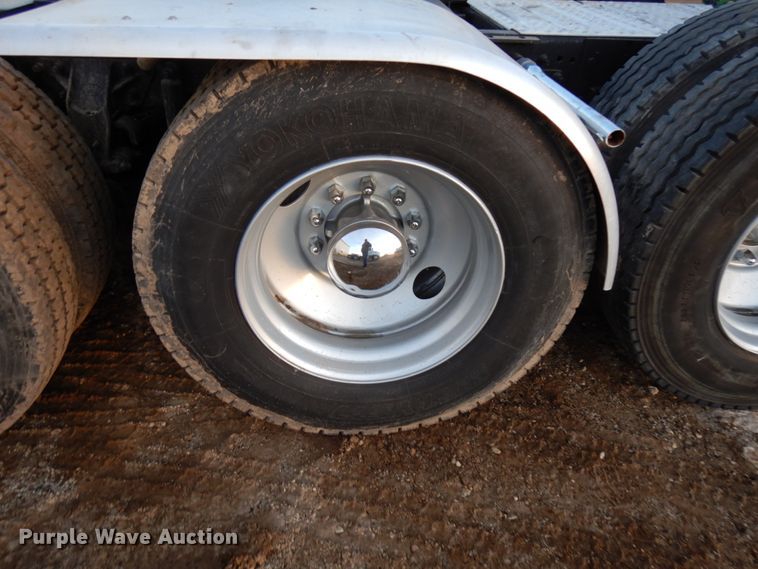 image for item HD9249 2004 Mack CH613  semi truck