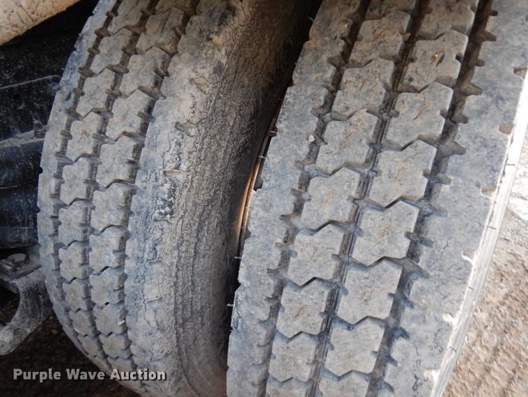 image for item HD9249 2004 Mack CH613  semi truck