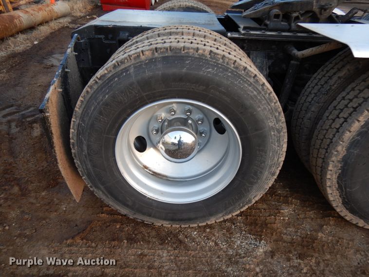 image for item HD9249 2004 Mack CH613  semi truck