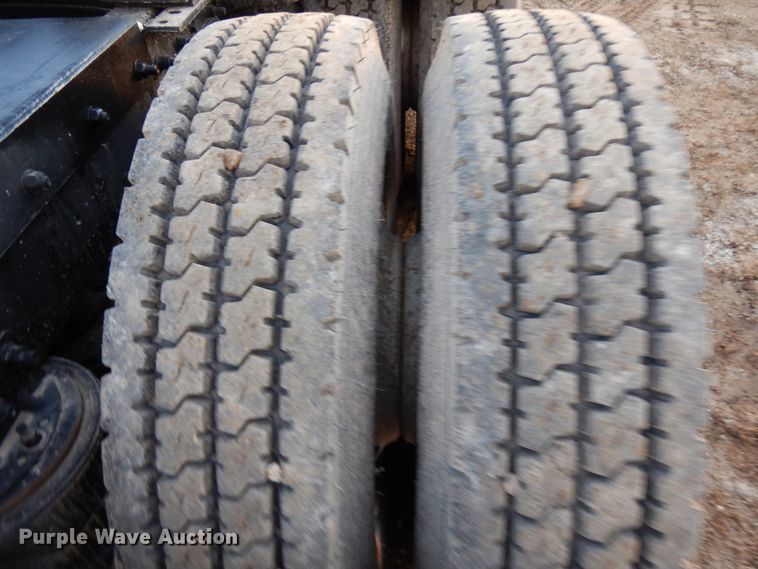 image for item HD9249 2004 Mack CH613  semi truck