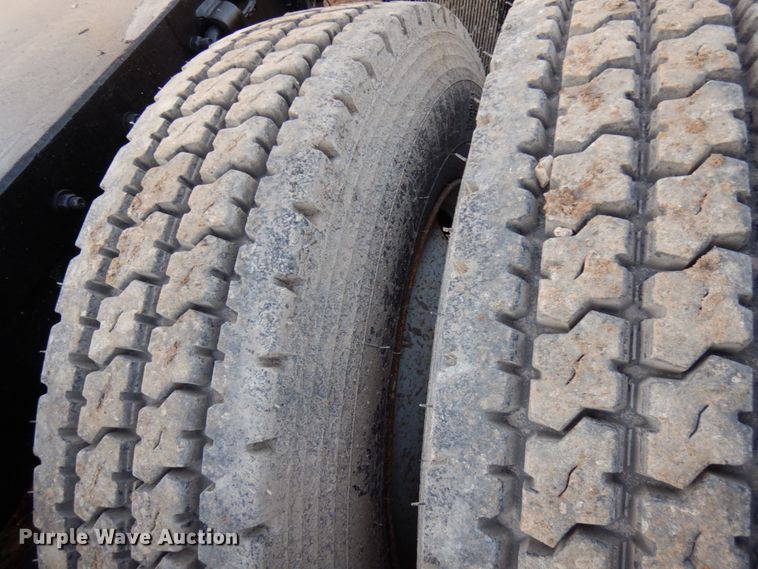 image for item HD9249 2004 Mack CH613  semi truck