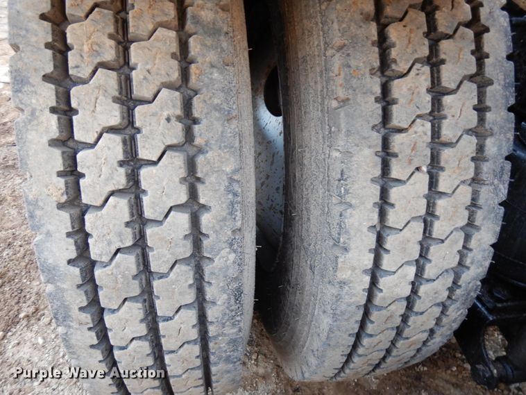 image for item HD9249 2004 Mack CH613  semi truck