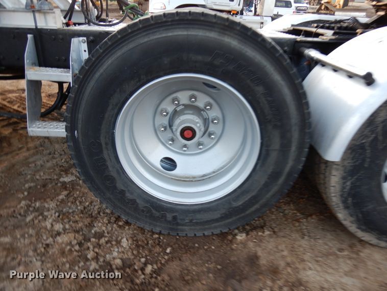 image for item HD9249 2004 Mack CH613  semi truck