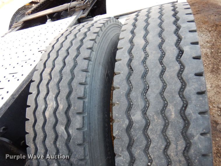 image for item HD9249 2004 Mack CH613  semi truck