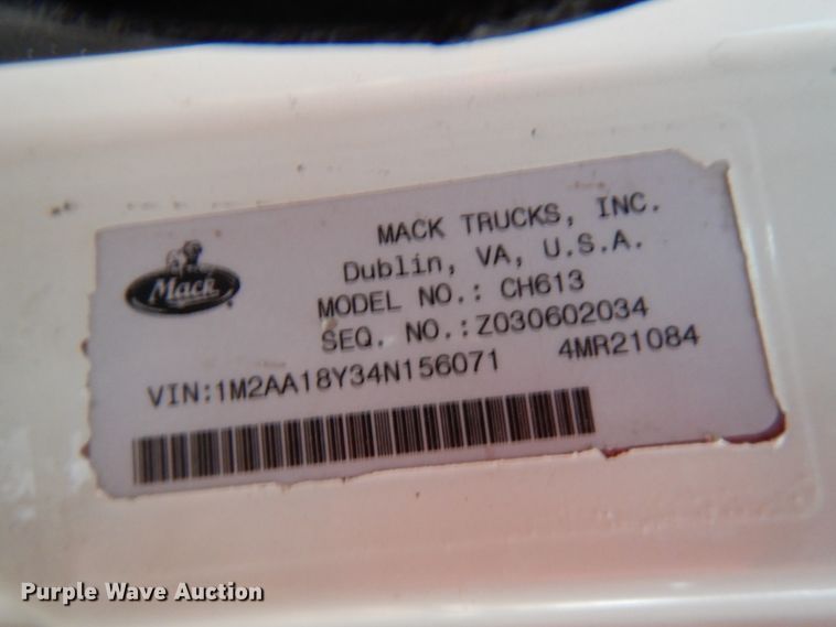 image for item HD9249 2004 Mack CH613  semi truck