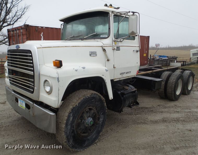 image for item HF9837 1986 Ford LT8000  truck cab and chassis